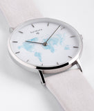 silberne Uhr mit blauer Weltkarte und grauem Kunstlederarmband von kurakura aus Saphirglas und Edelstahl