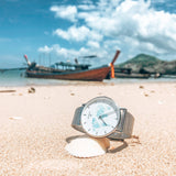 kurakura Uhr mit Weltkarte am Strand auf einer Muschel, blaue Weltkarte und silbernem Gehäuse